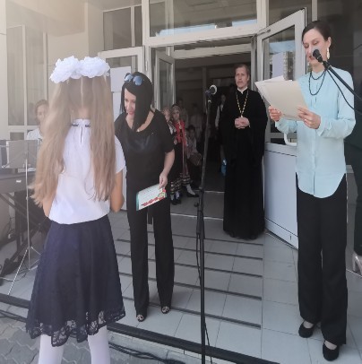 Линейка 2019. Ирина Петровна вручает Грамоты за отличную учёбу Линейка 2019. Ирина Петровна вручает Грамоты за отличную учёбу