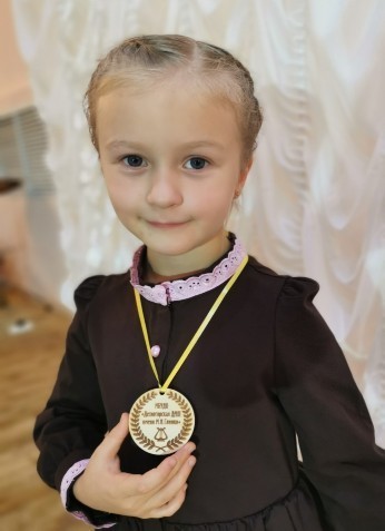 Первоклассница София Гуйдя. Преп. Прудникова К.В. Первоклассница София Гуйдя. Преп. Прудникова К.В.